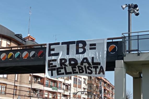 "Erdal telebista" eta euskarazko zineari jarritako betoa salatu ditu Administrazioan Euskaraz taldeak