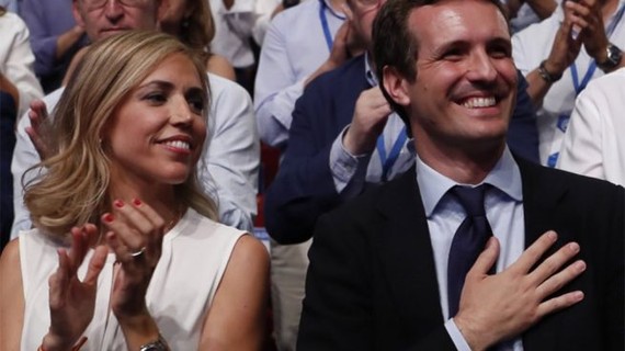 Pablo Casado PPko buruzagi berria erretratatu du Angel Errok