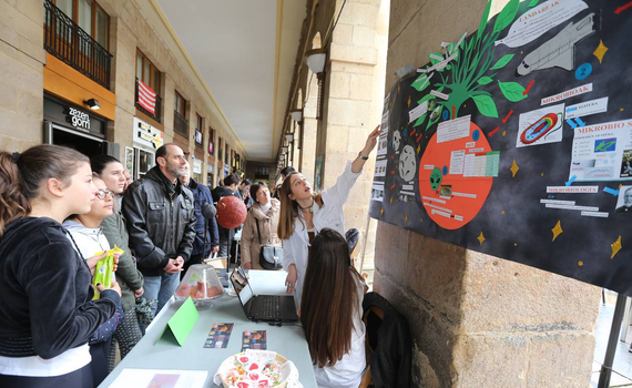 Zientzia Azokako ikertzaile gazteek eta haien proiektuek Bilboko Plaza Barria bete dute asteburuan