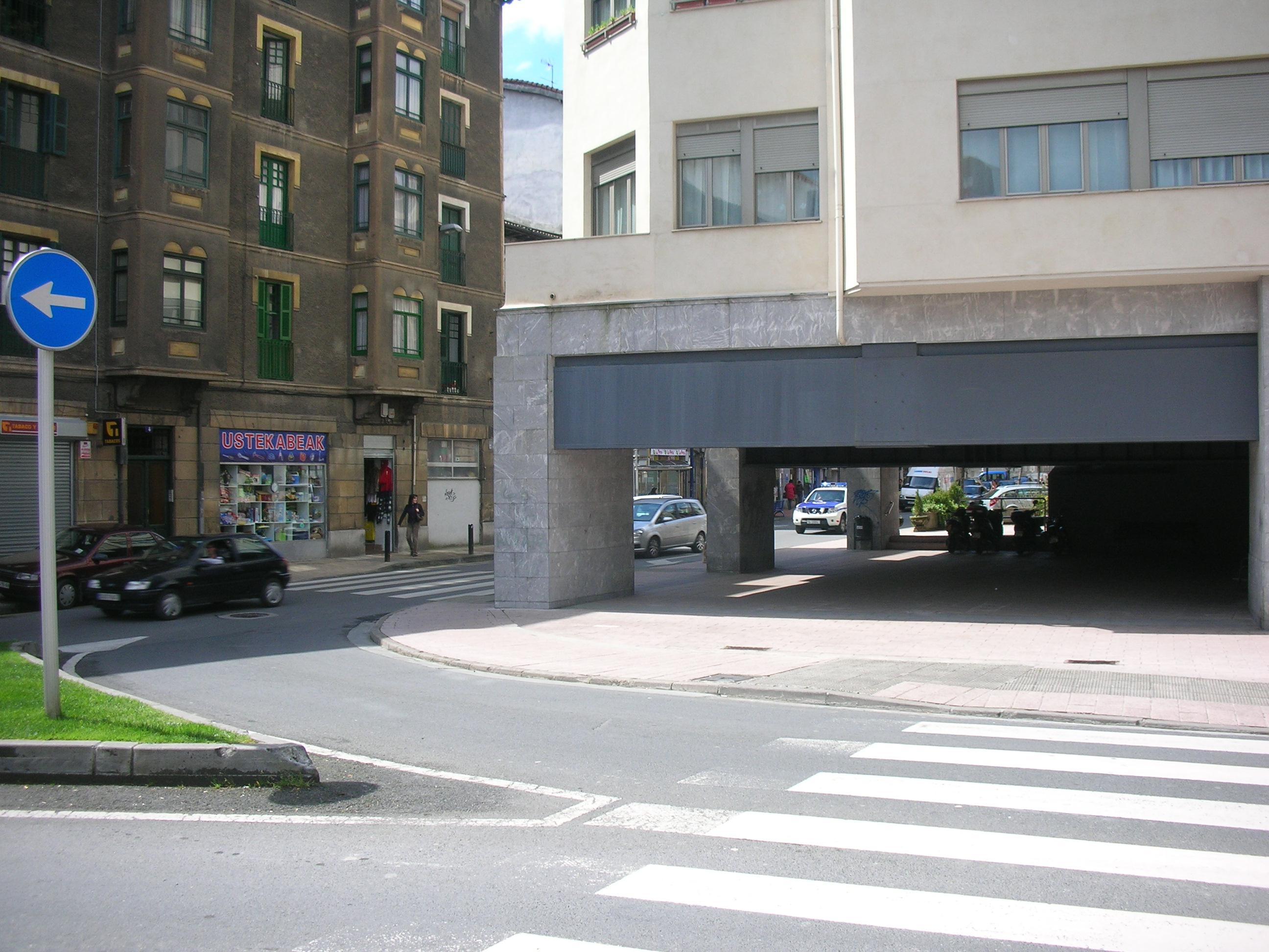 Azpirineko etxe-azpia, Eibar