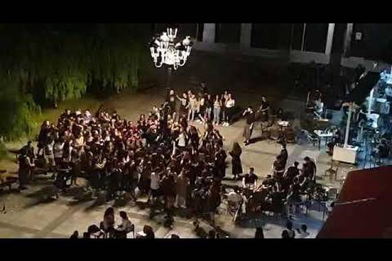 Bideo birala: Beasainen jaien hasieran gazteak babesik gabe