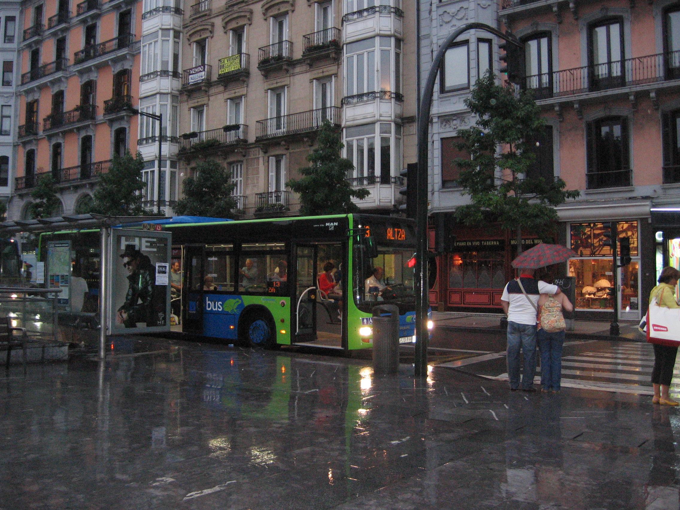 Altzako autobusaren argiak