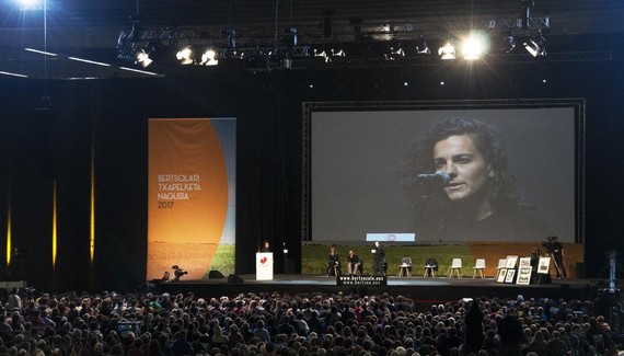 Bertsolarismo: aquí se canta poesía (gaztelerazko azalpen bat El Salto hedabidean)