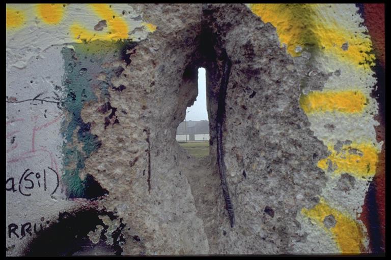 Berlin 1989, the wall cracks