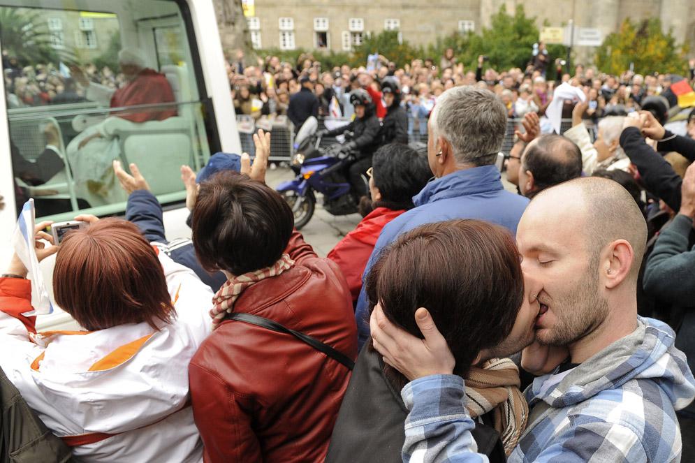 Gay musua Aita Santuaren aurrean