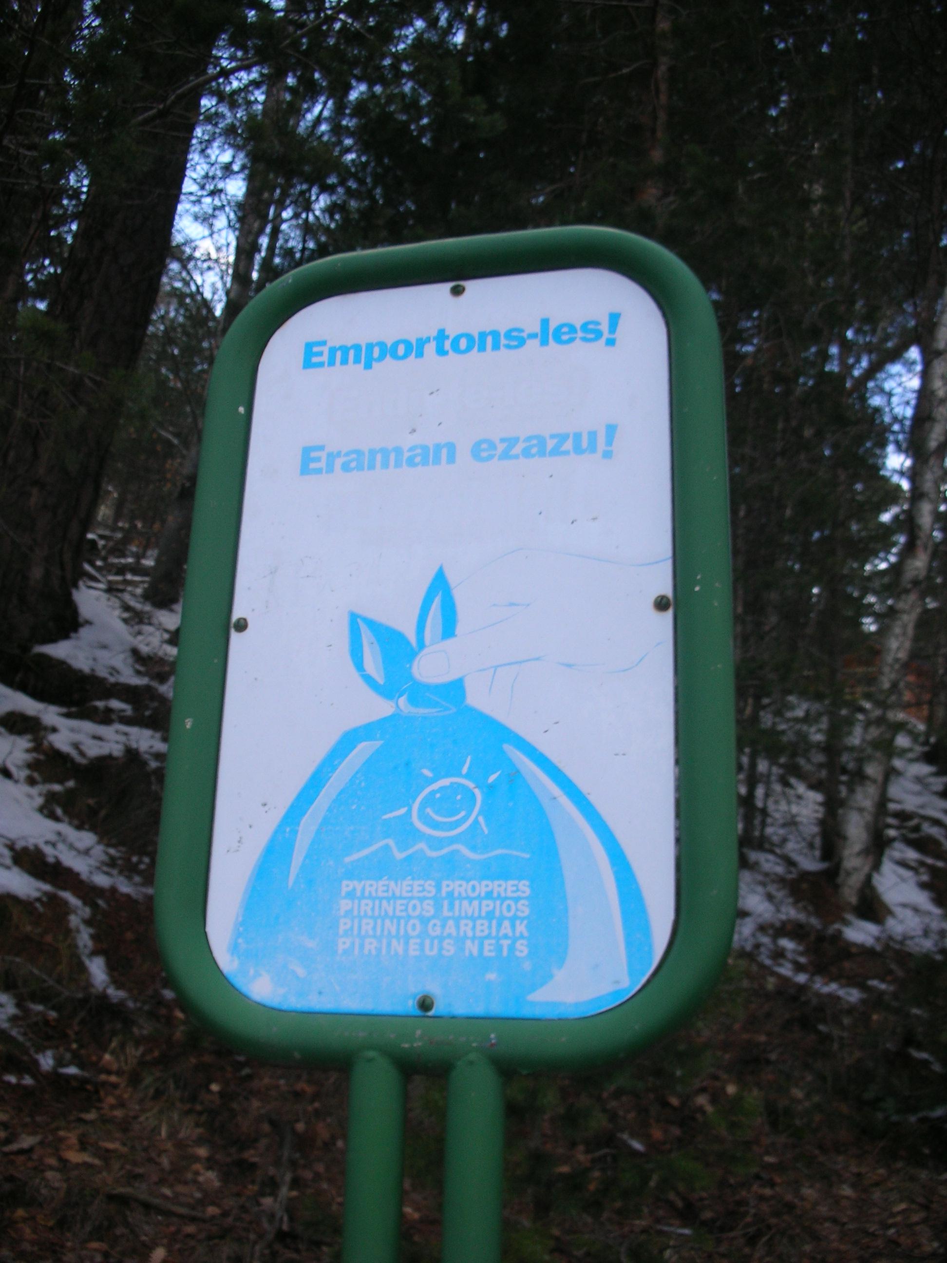 Aragoiko Pirinioan euskarazko kartela