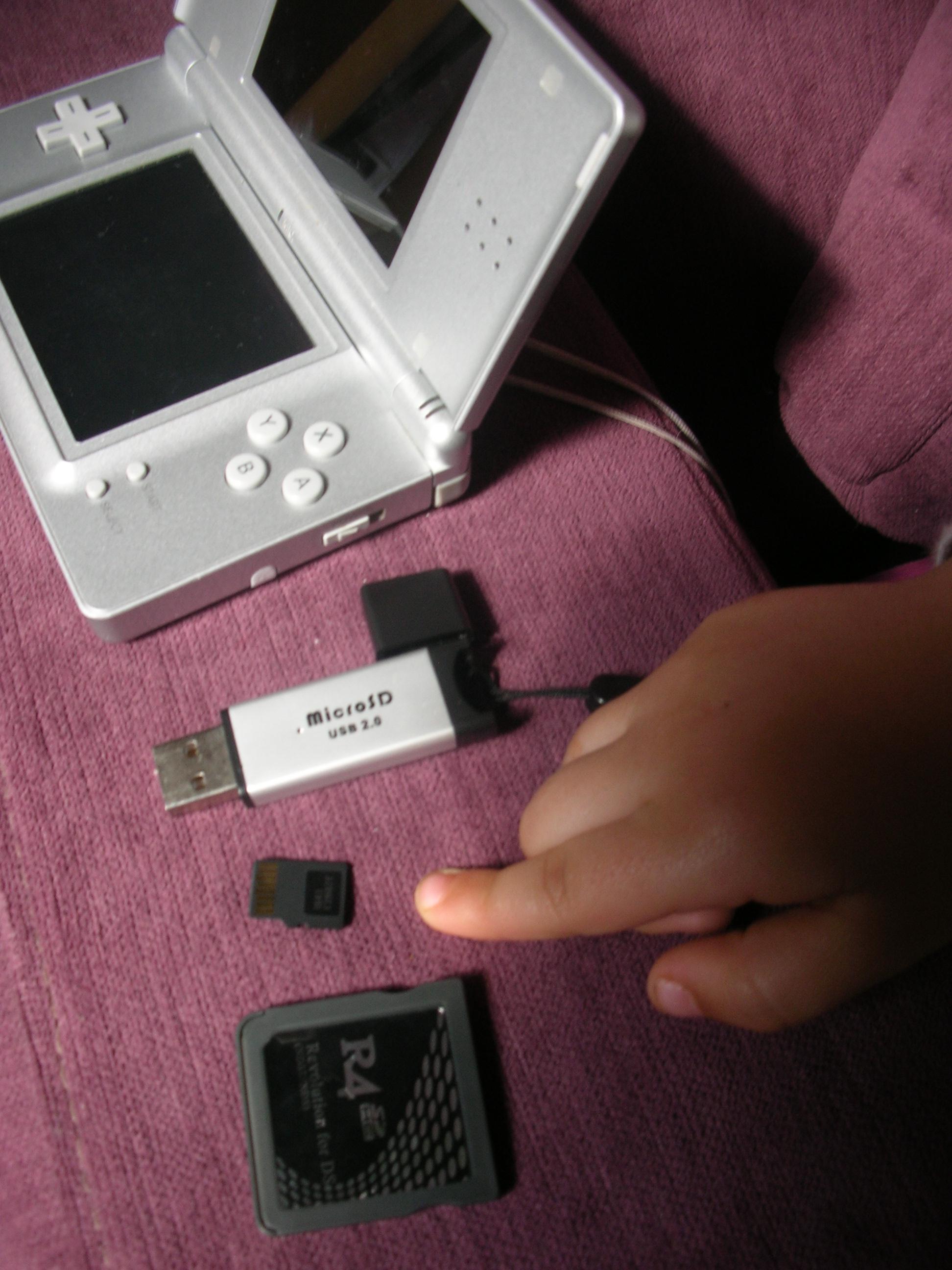 Nintendo DS eta R4 memoria