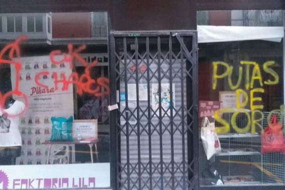Pintada matxista eta ultrak egin dizkiote Pikara Magazineri Bilbon