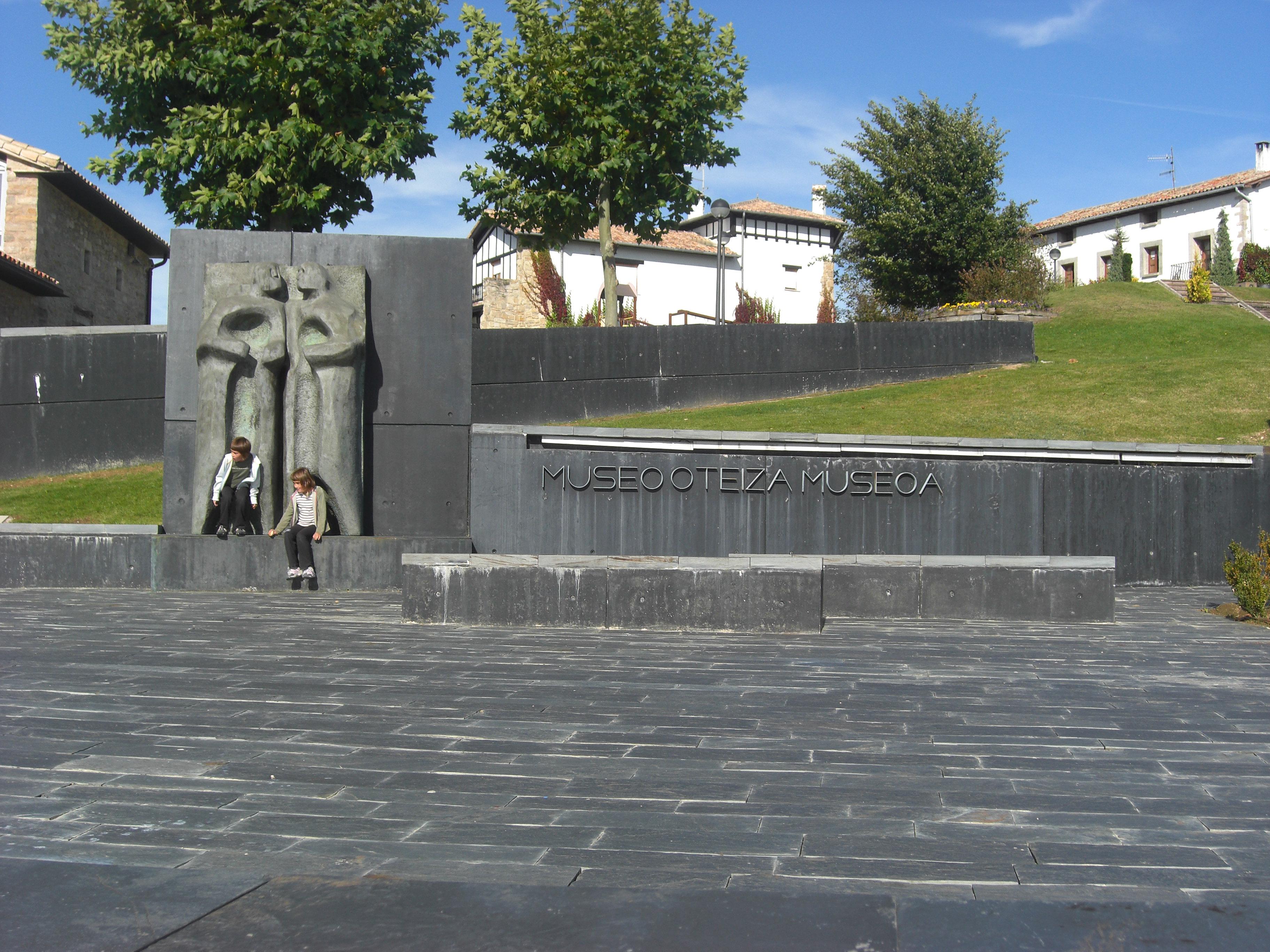 Oteiza, Altzuza