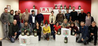 2.000 litro olio Euskal Herrira, SAT sindikatuari elkartasuna adierazteko