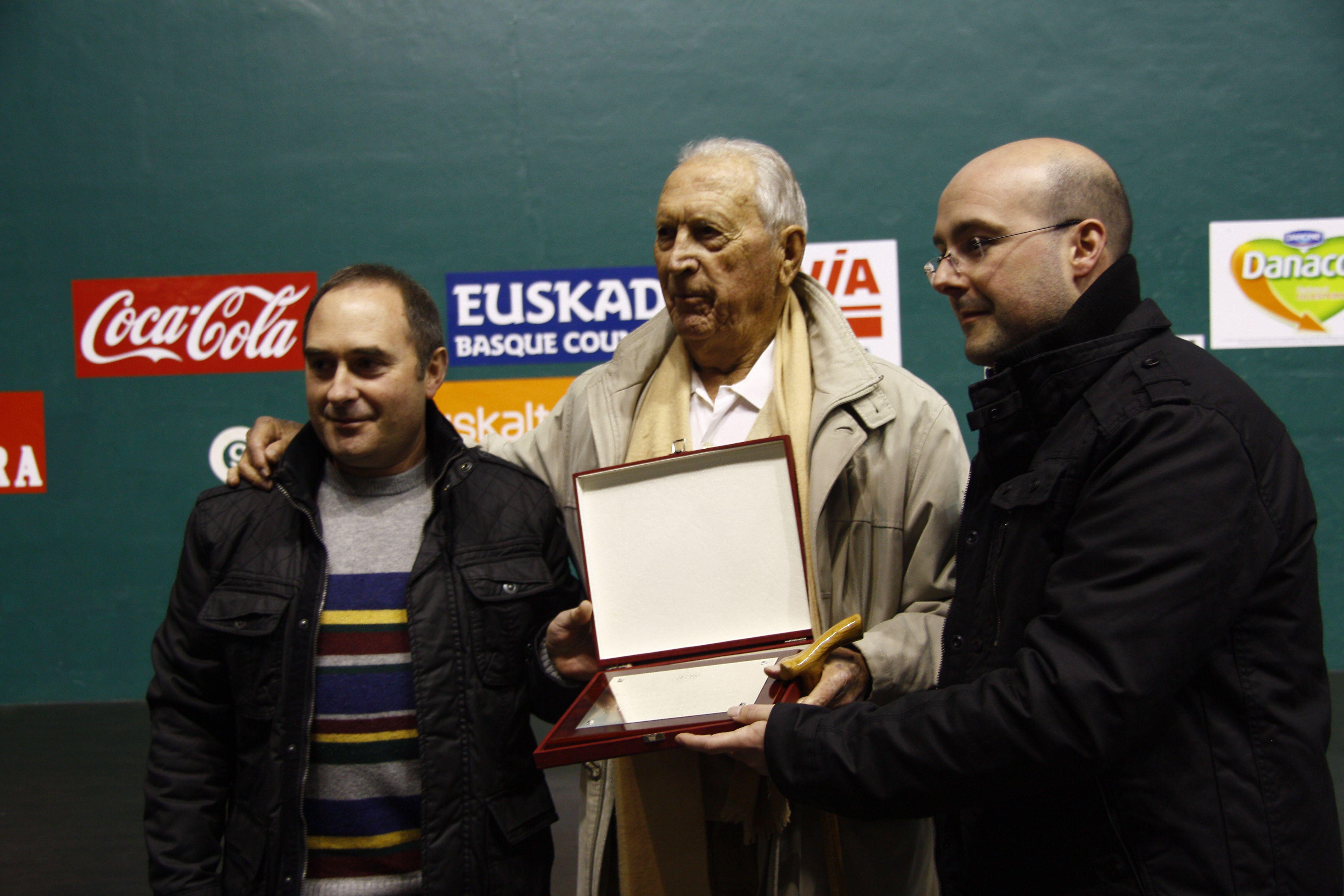 Club Deportivoko ordezkariekin.