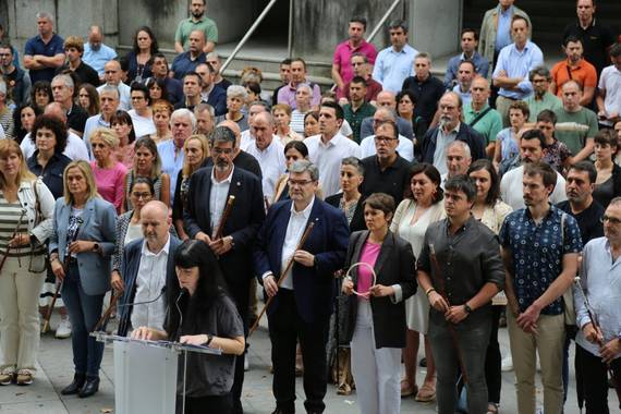 Alkateen eta euskalgintzako eragileen agerpena Konstituzionalaren epaia salatzeko