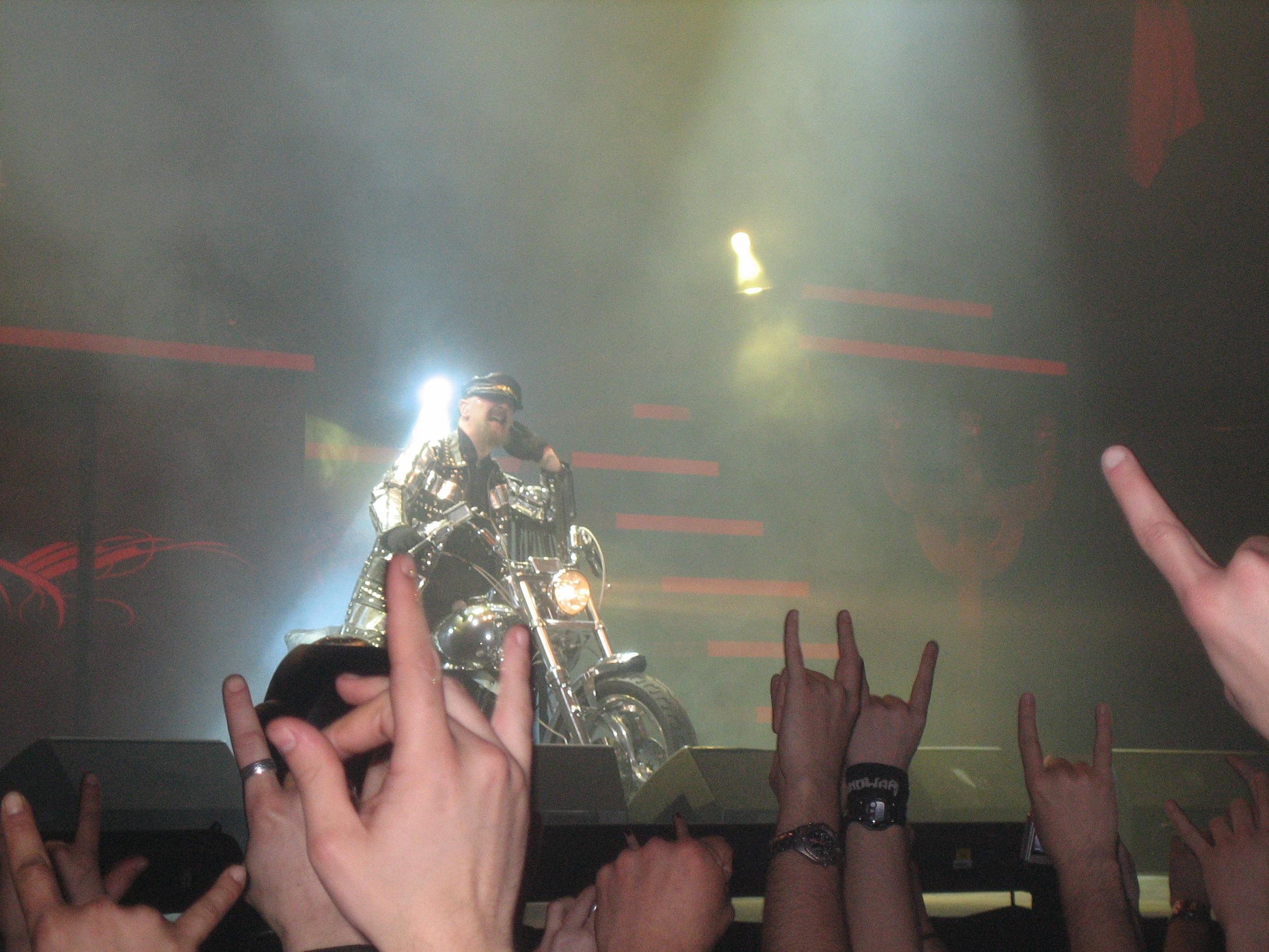 Rob Halford motoarekin.