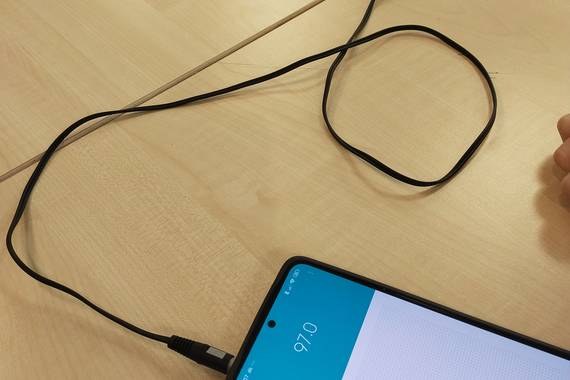 Bizirauteko kit-erako: irratia duen telefonoa