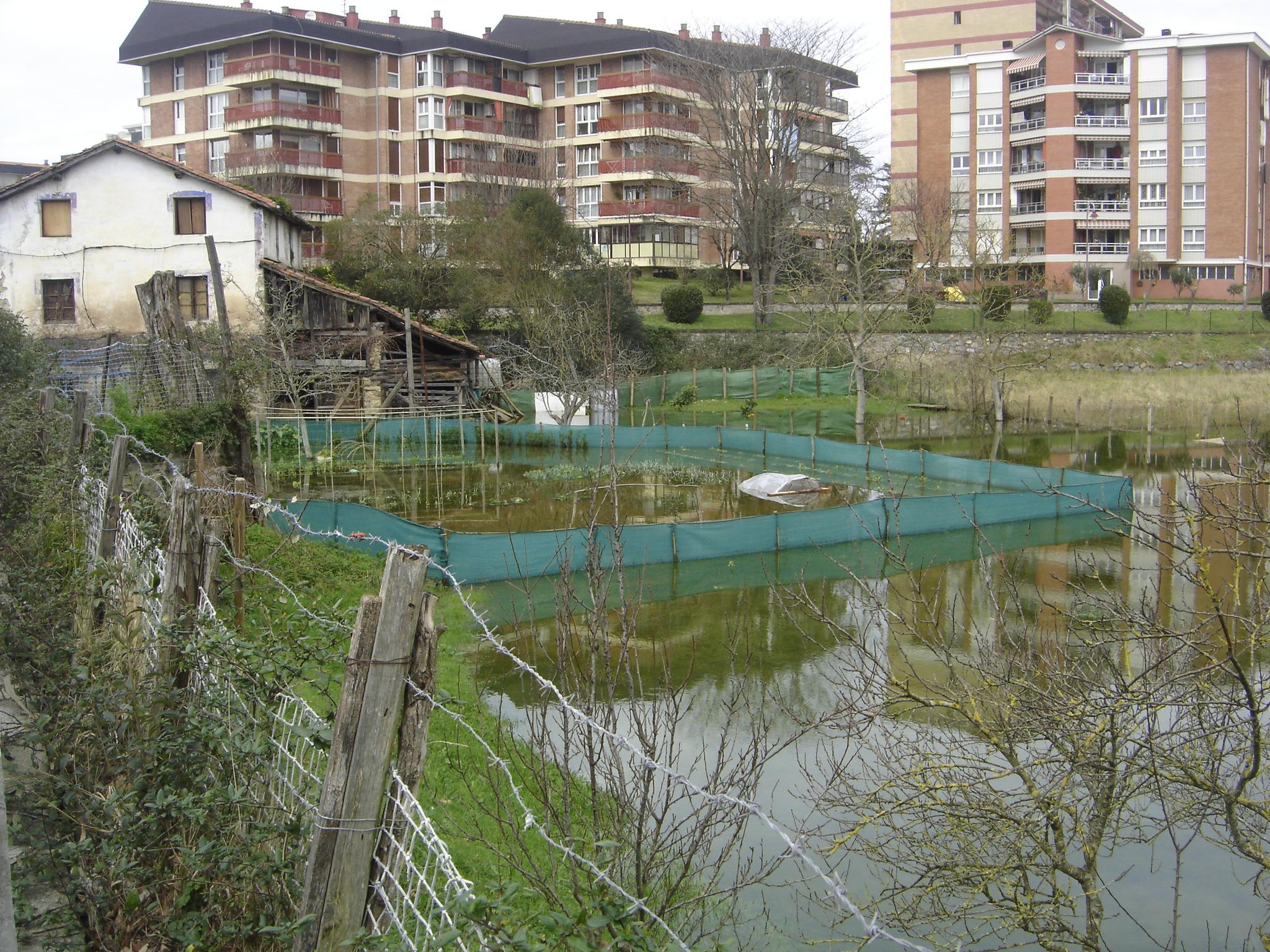 Gasolindegi aurreko baserria