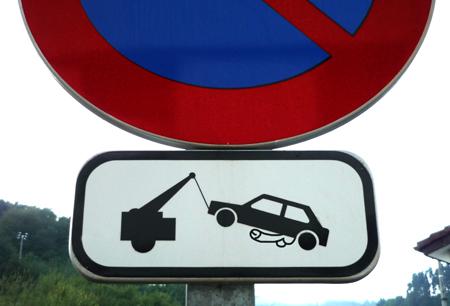 Auto arrak aparkatzea debekatuta