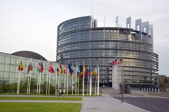 Europako Parlamenturako hauteskundeen lege aldaketan, eztenkada nazio txikioi