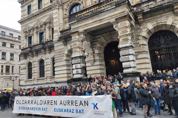 Bizkaiko Foru Aldundiko 77 lanposturi eragiten dien "epai euskarafoboa" salatu dute gaur Bilbon