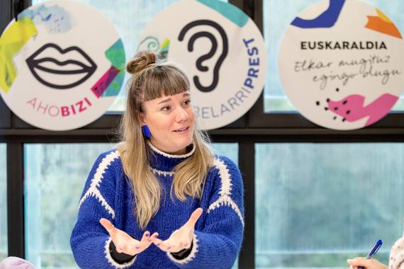 Euskaraldiko txapen banaketa hasi dute gaur