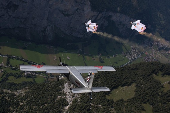 Jungfrau mendi tontorretik jauzi egin eta hegazkin baten barruraino (sic) hegan egin [BIDEOA]