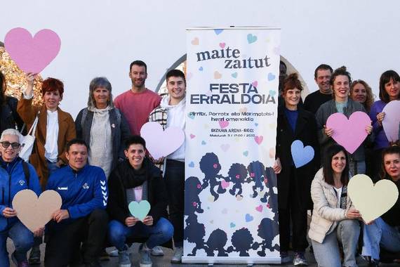 'Maite zaitut': Pirritx, Porrotx eta Marimototsen omenezko festa erraldoia