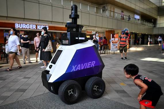 Xavier, izen euskalduneko polizia robota Singapurren