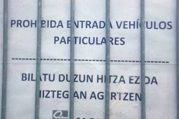 "Hemen duzu kartelaren testua, euskaratuta"