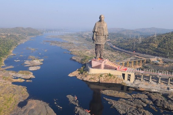 Giza-estatua handiena inauguratu da Indian