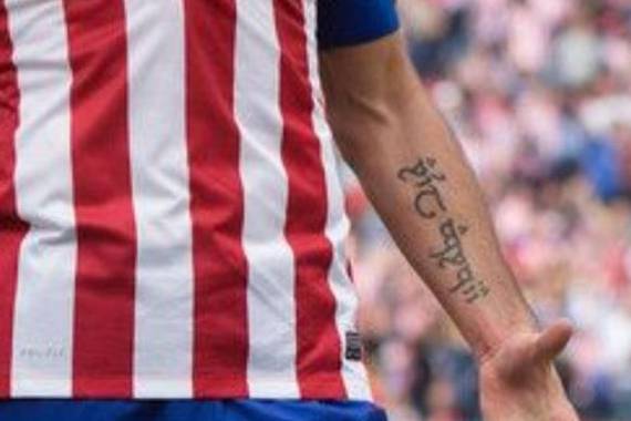 Izena alfabeto elfikoz tatuatzekotan, adi ortografiari