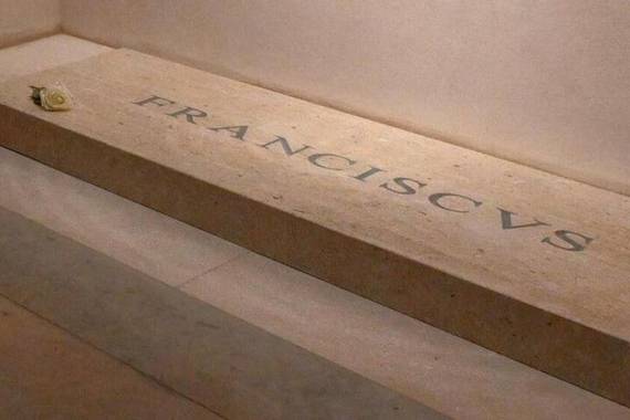 Kerning arazoa Frantzisko aita santuaren hilarrian