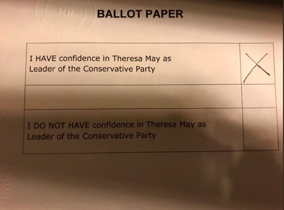 Theresa Mayk karguari eutsi dio, Westmisterreko ohitura bitxien prozedura jarraituz