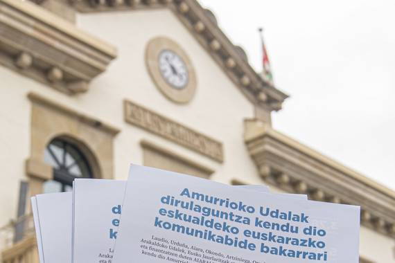 Aiaraldean tokiko euskarazko hedabideak  jasandako laguntza etena zuzentzeko deia