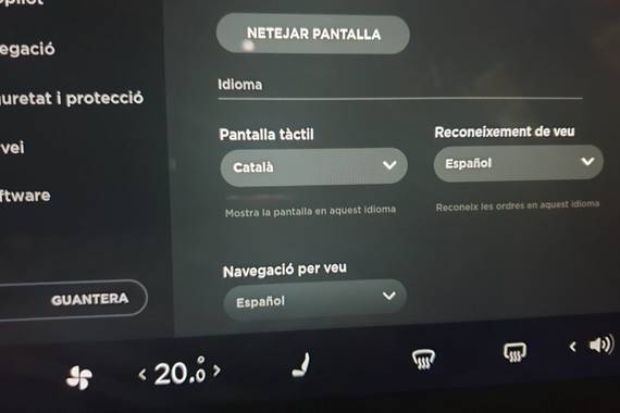 Tesla da nabigazio pantailetan katalana sartu duen lehen automobil marka