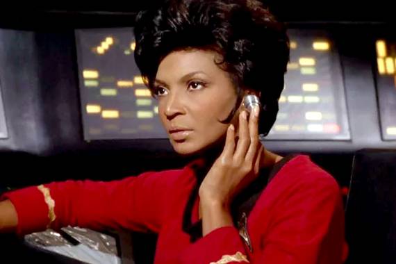 Nichelle Nichols aktorea hil da, Star Trek-eko Uhura tenientea eta eskubide afroamerikarren ikurra