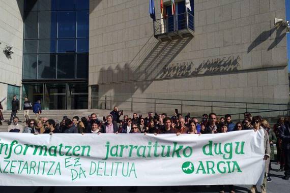 "Kazetaritza ez da delitua", hizkuntza eskubideen urraketez informatzea zilegi da